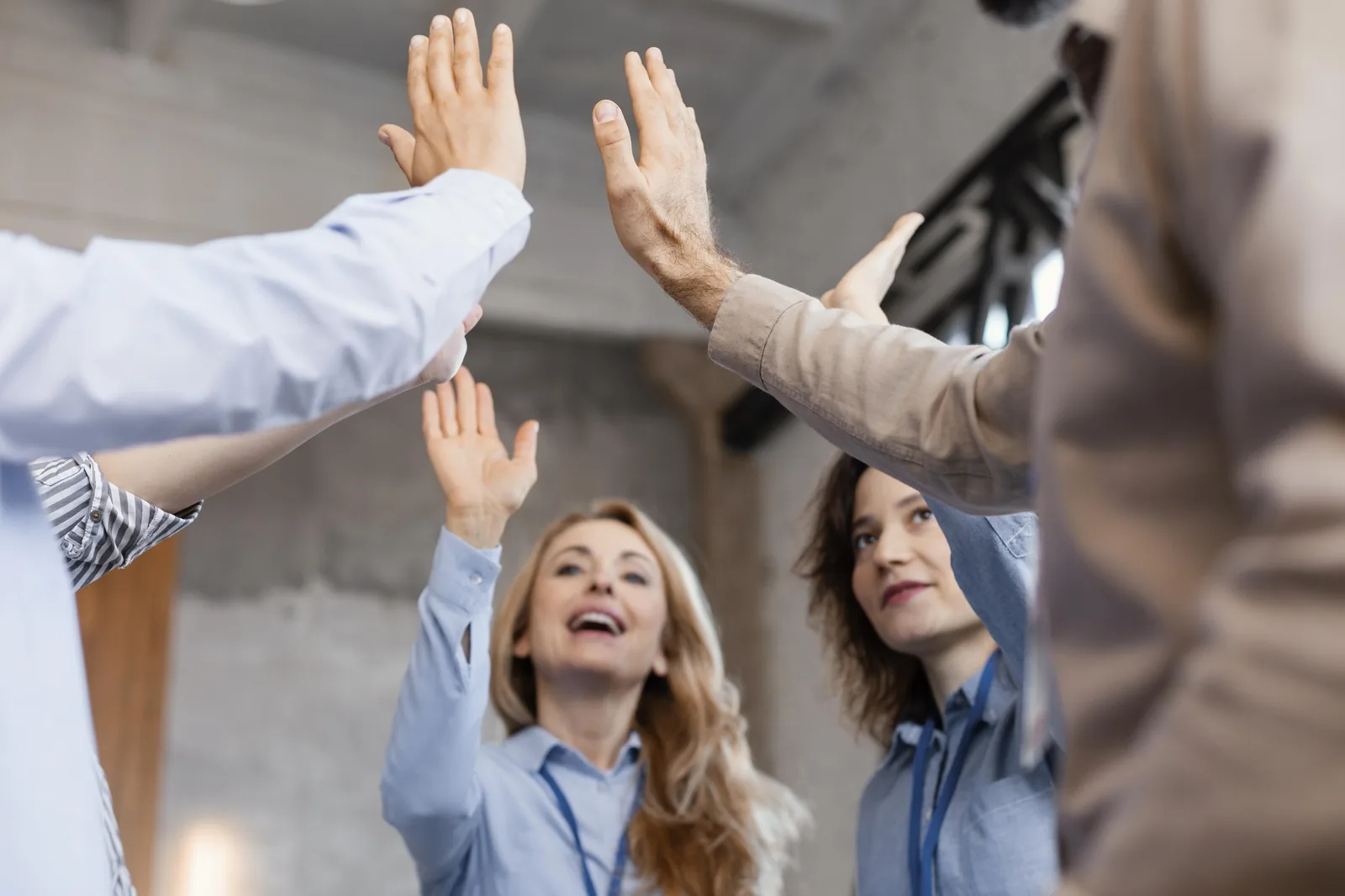 Equipo de personas celebrando con las manos en alto durante una sesión del programa LiderarSE